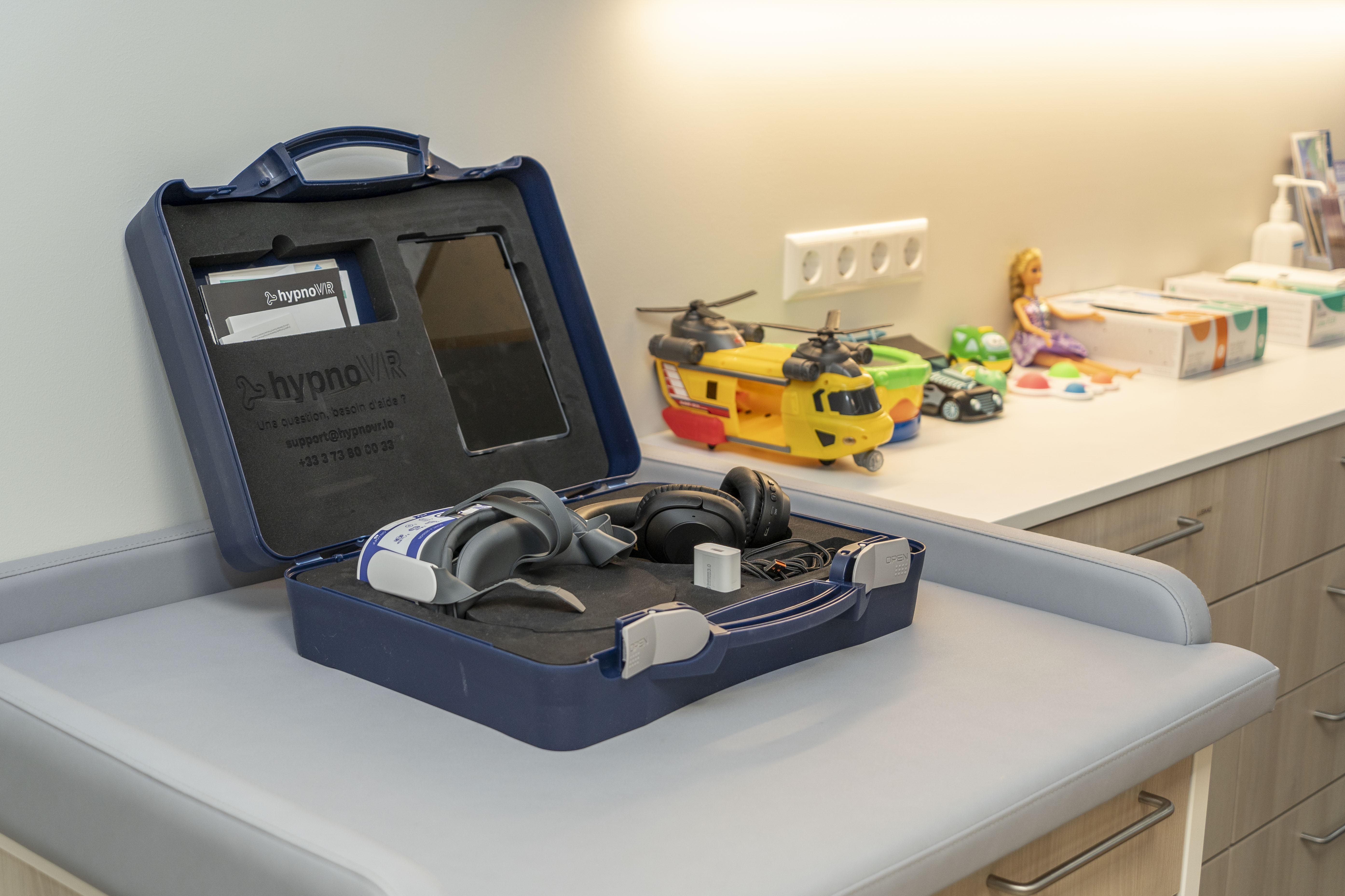 Porsche annetas lastehaigla traumapunktile VR-prillid