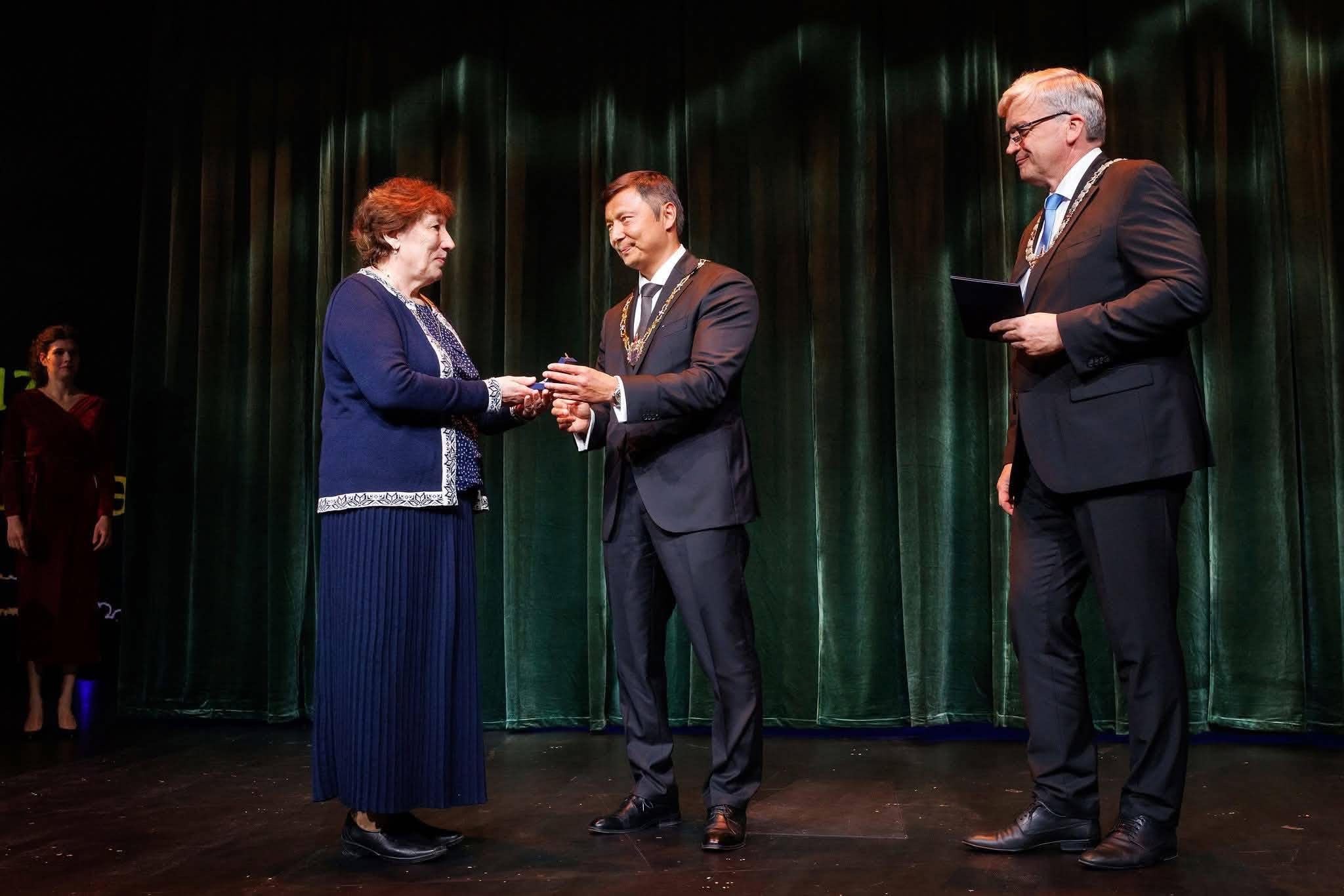 Fljuza Hairullina koos Mihhail Kõlvarti ja Peeter Raudsepaga.